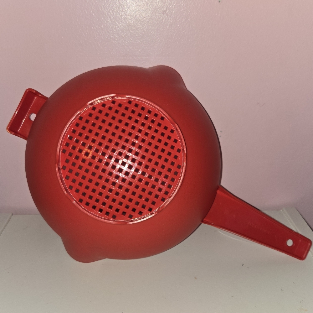 Tupperware 2 Qt Strainer - Picture 2 of 2